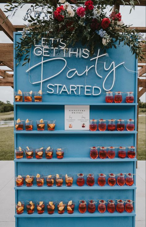 Drink Display For Wedding, Welcome Drink Wedding Ideas, Bar At Party Ideas, Wedding Drink Wall Ideas, Bar Decor For Party, Welcoming Drinks Ideas, Welcome Drink Display, 40th House Party Ideas, Welcome Drink Wall