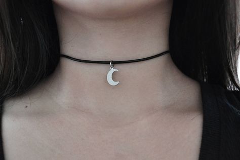 Grunge Style 90s, Black Ribbon Choker, Necklace Grunge, Black Lace Choker Necklace, Moon Choker Necklace, Crescent Moon Necklace Gold, Moon Choker, 90s Jewelry, Black Leather Choker