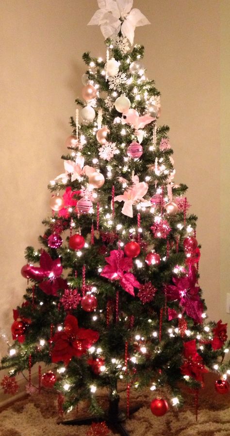 Ombré Christmas tree! Ombre Christmas Tree, Mini Christmas Tree Decorations, Christmas Tree Decor Ideas, Tree Decor Ideas, Christmas Tree Decorating Themes, Silver Christmas Tree, Pink Christmas Tree, Silver Tree, Mini Christmas Tree