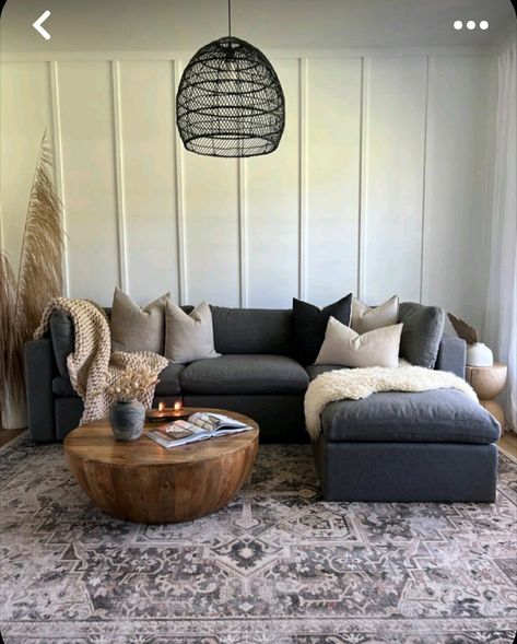 Dark Couch Living Room, Camp Living, Couch Grau, Gray Sectional Living Room, Dark Grey Couch Living Room, Batten Walls, Candles Cozy, Autumn Candles, Cozy Living Room Ideas