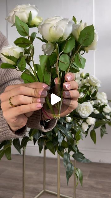 Rose Morning on Instagram: "Free tutorial on how to design your own table centre piece! 🌸🤩
Video credit - @jacobs_balloons 🫧
#flowerdecor #diybride #flowerwall #flowers #styling #eventdecor" Circle Vase Flower Arrangement, How To Make A Free Standing Flower Arrangement, Diy Free Standing Floral Arrangement, Diy Floor Flower Arrangements, Arranging Roses In A Vase, How To Make Flower Arrangements, Large Wedding Flower Arrangements, Floral Foam Arrangements Walmart, Faux Flower Arrangements Diy