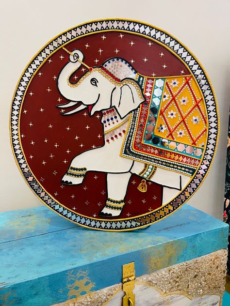 Swastik Design Lippan Art, Lippan Art Circle Mirror, Canvas Painting For Drawing Room, Lippan Art On Square Canvas, Elephant Lippan Art Design, Elephant Pichwai Painting, Lippen Art Designs Ideas, Lippan Art Painting, Lippan Art Elephant Design