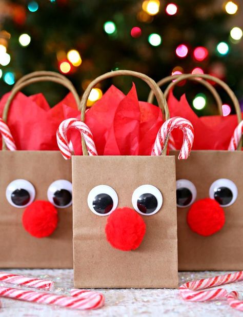 Reindeer Gift Bags - A fun way to wrap all of your favorite holiday gifts. Candy Cane Christmas, Reindeer Gift Bags, Joululahjat Diy, Diy Christmas Party, Reindeer Gifts, Kids Christmas Party, Preschool Christmas, Homemade Christmas Gifts, Christmas Crafts For Kids