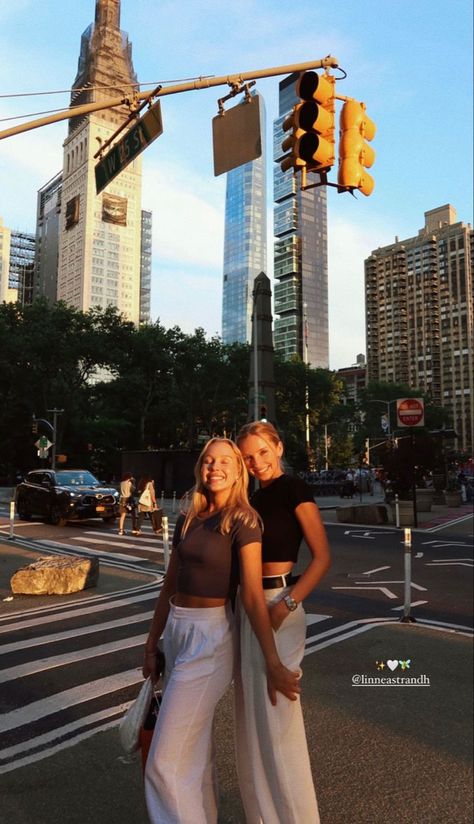 Summer City Pictures, Emma Chamberlain New York, New York Outfits Women, Wallpaper 2024 Aesthetic, Cute City Aesthetic, City Insta Poses, Cute City Pictures, Nyc Story Instagram, Nyc Insta Captions