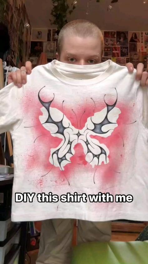 Diy Grunge Shirt Ideas, Torn Shirt Diy, Sewing Men’s Clothes, Spray Paint Hoodie Diy, Spray Paint Clothes Ideas, Decorate Shirts Ideas, Customize Tshirt Diy, Paint On Hoodie Diy, How To Put Print On Shirt