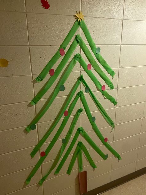 Super easy streamer tree for the holidays! Santa Workshop, Wall Christmas Tree, Decoration Christmas Tree, Paper Tree, Alzheimers, Crepe Paper, Decoration Christmas, Christmas Ideas, Super Easy