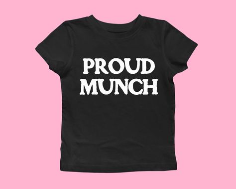 This Proud Munch baby tee perfect for Ice Spice lovers and proud munches ❤️ Made with <3 for charming, confident, and fashion-forward Y2K Babes ♡ ♡ Please let me know if you need any custom designs that is not listed, I'll happily custom-make it for you! ♡ 🌟SIZING Please find the size chart in listing photo before purchasing. We recommended measuring a t-shirt you already own to get the best fitting t-shirt.  💖CARE/ WASH Machine wash: warm (max 40C or 105F); Non-chlorine: bleach as needed Tumb Pride Baby Tee, Funny Baby Tees Women, Baby Tee With Words, Lesbian Shirts Funny, Funny Baby Tees Y2k, Diy Baby Tee, Baby Tee Ideas, Cute Baby Tees, Y2k Slogan