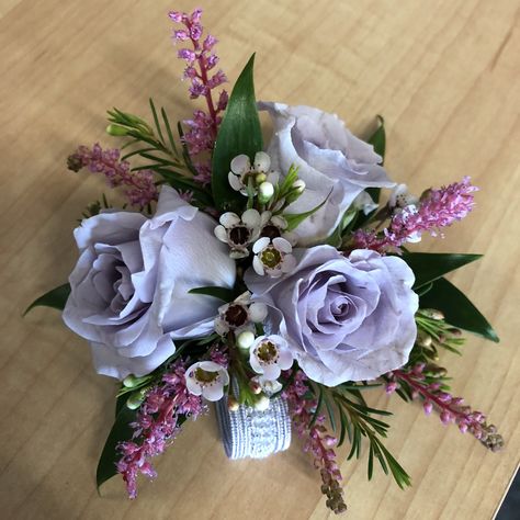 Corsage With Butterfly, Corsage Ideas Prom, Prom Flowers 2024, Prom Wristlet, Purple Corsage, Flowers At Wedding, Dance Flowers, Prom Flowers Corsage, Corsage Ideas