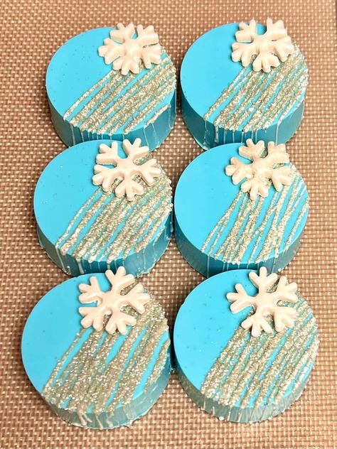 Christmas Cake Puck Ideas, Cake Puck Designs, Christmas Cake Pucks, Puck Cakes, Chocolate Covered Oreos Christmas, Oreo Pucks, Cake Sickles, Cake Puck, Oreo Ideas