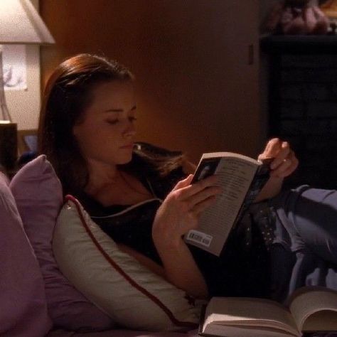 Best of Gilmore Girls on Instagram: "Read like Rory 💗 #gilmoregirlsscenes #gilmoregirlsedits #rorygilmore #starshollow #lorelaigilmore #gilmoregirlsquotes #lorelaiandrory #gilmoregirlsstyle #gilmoregirls" Babette Ate Oatmeal, Estilo Rory Gilmore, Studera Motivation, Drømme Liv, Lev Livet, Gillmore Girls, Glimore Girls, Gilmore Gilrs, Gilmore Girl