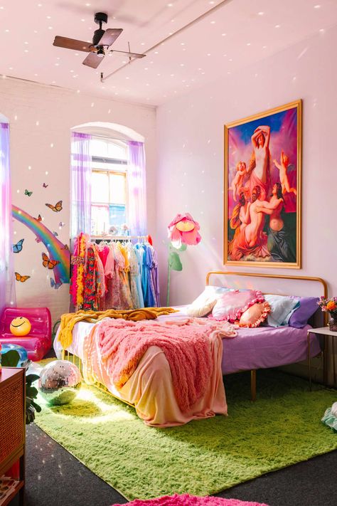 Colorful bedding on bed in colorful loft bedroom. Maximalist Decor Bedroom, Philadelphia Apartment, Retro Apartment, Pink Living Room, Gorgeous Houses, Eclectic Bedroom, Maximalist Decor, Future Apartment, Commercial Interior Design