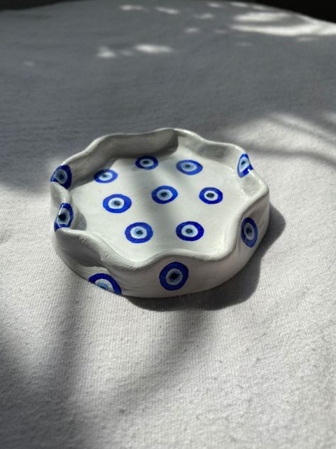 Trinket Dishes Diy, Air Dry Clay Evil Eye, Evil Eye Ashtray, Clay Inspiration Aesthetic, Evil Eye Trinket Dish, Trinket Dish Air Dry Clay, Air Dry Clay Ideas Ashtray, Cute Clay Painting Ideas, Air Clay Ashtray