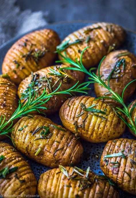 Mini Hasselback Potatoes, Christmas Dinner Side Dishes, Christmas Dinner Sides, Vegan Christmas Dinner, Wedges Recipe, Rosemary Potatoes, Garlic Recipe, Hasselback Potatoes, Dinner Side