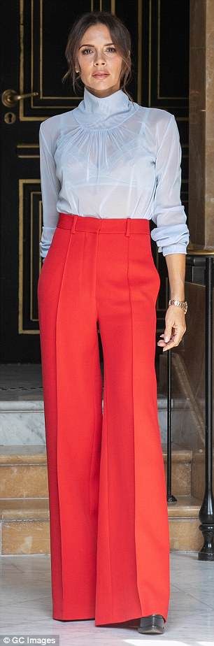 Red Trousers Outfit, Victoria Beckham Style, Looks Street Style, Red Pants, Black Women Fashion, Work Fashion, Red Fashion, Fashion Classy, Victoria Beckham