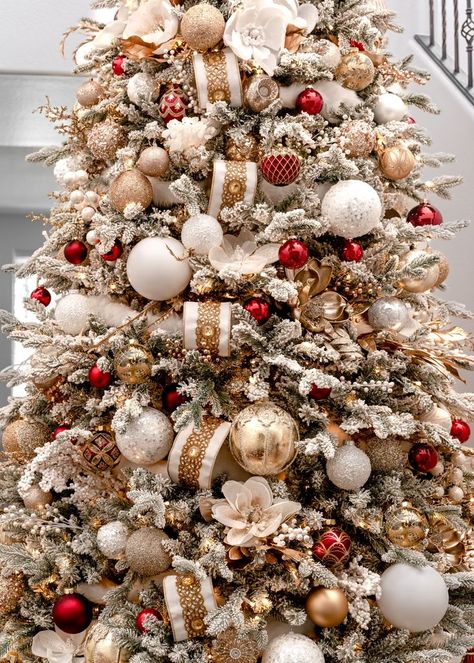 Elegant Christmas Tree Decorations, Christmas Tree Inspo, Red And Gold Christmas Tree, Gold Christmas Tree Decorations, Christmas Tree Decorating Themes, Elegant Christmas Trees, A White Christmas, Gold Christmas Decorations, Christmas Themes Decorations