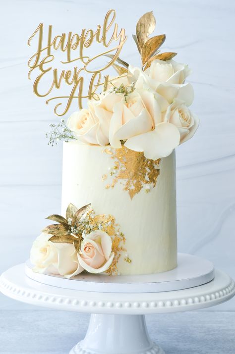 Minimal Engagement Cake, Cake Designs For Engagement Party, Gold And White 50th Birthday Cake, White And Gold Bridal Shower Cake, Gold And White Cake Ideas, Elegant White Cakes, White And Gold Buttercream Cake, Gold And White Anniversary Decor, White And Gold Cake Ideas Birthday