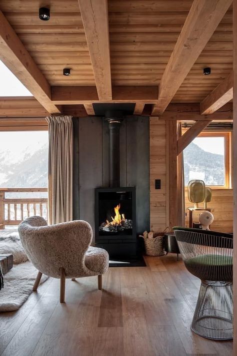 Alpine Chalet Interior Design, Chalet Fireplace Modern, Alpine Interiors Chalet Style, Alpine Chalet Kitchen, Nordic Chalet Interior, Tiny Chalet Interior, Modern Alpine Chalet, Alpine Modern Interior Design, Modern Swiss Chalet Interior Design