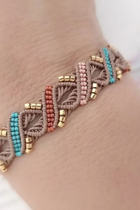 Two Color Macrame Bracelet, Jewelry Tutorials Bracelets, Macrame Bracelet Patterns Tutorials, Patron Macrame, Micromacrame Bracelet, Micro Macrame Bracelet, Fancy Crochet, Collar Macrame, Macrame Jewelry Tutorial