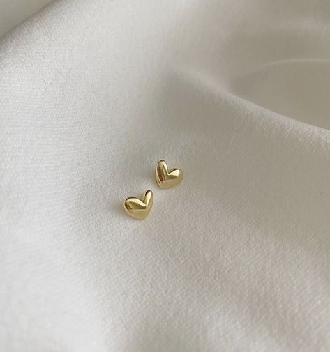 Simple Earing Designs Gold, Cute Earrings Aesthetic Stud, Silver Earring Studs, Earing Studs Simple Gold, Heart Earrings Aesthetic, Rings Aesthetic Gold, Aesthetic Gold Earrings, Cute Earrings Aesthetic, Simple Gold Earring