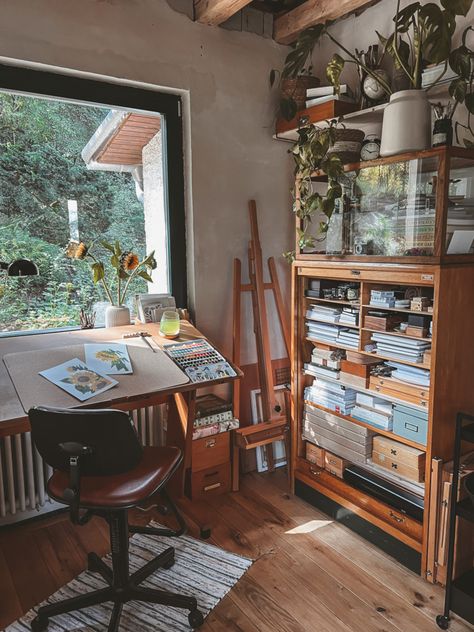 Dream Art Room, Home Art Studios, Rangement Art, Work Desks, 20 Aesthetic, Small Art Studio, 1960s Home, Art Studio Space, Art Studio Room