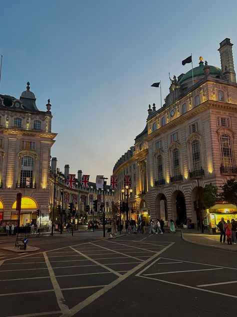 Picadilly Circus London, England Cities, Uk Cities, Study In London Aesthetic, Piccadilly Circus London, Studying In Uk, Sunny London, Life In London, London January