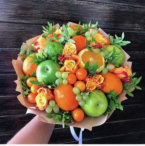 Fruit Bouquet Diy, Fruit Flower Basket, Fruit Bouquet Ideas, Vegetable Bouquet, Edible Fruit Arrangements, Deco Fruit, Fruit Hampers, Food Bouquet, Edible Bouquets