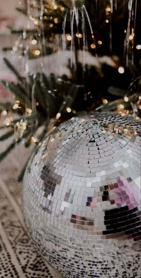 Nye Asethic Wallpaper, New Year’s Eve Aesthetic Wallpaper, Disco Ball Christmas Aesthetic, Christmas Sparkle Wallpaper, New Year S Eve Aesthetic, New Year’s Eve Lock Screen, Christmas Disco Ball Wallpaper, New Year Phone Aesthetic, New Years Aesthetic 2024