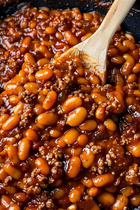 Make this quick and easy BBQ baked beans recipe for your next party! These smoky, sweet beans are a side dish that's a guaranteed crowd-pleaser. Homemade Baked Beans Recipe, Bacon Beans, Baked Beans From Scratch, Southern Baked Beans, Cowboy Baked Beans, Thanksgiving Recipes Side Dishes Easy, Baked Beans Crock Pot, Canned Baked Beans, Best Baked Beans