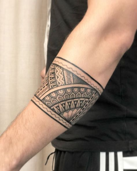 Stammestattoo Designs, Tattoo Bras Homme, Men's Tattoo, Tattoo Homme, Wrist Band Tattoo, Armband Tattoos For Men, Band Tattoos For Men, Tattoo Band, Forearm Band Tattoos