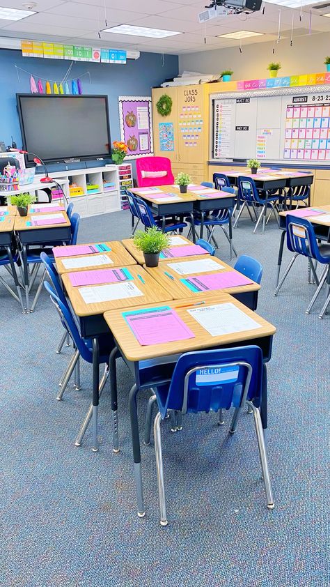 Grade Three Classroom Setup, Classroom Student Desk Setup, Stage 3 Classroom Setup, Teaching Rooms In A House, Multi Grade Classroom Setup, Grade R Classroom Decor, 6 Grade Classroom Decor, Elementary Classroom Colorful, Kindergarten Classroom Tips