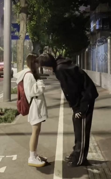 Height Difference Couple Kiss, Height Gap Couple Aesthetic, Tall Guy Short Girl Couple Aesthetic, Tall Boyfriend Short Girlfriend Goals, High Difference Couple, Tall Bf Short Gf, Height Difference Couple Aesthetic, Size Difference Couple, Height Difference Couple