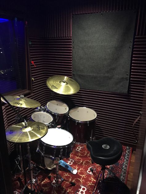 Drum Room Small Drum Room Ideas, Small Drum Room, Bedroom With Drum Kit, Drum Kit Room Ideas, Small Music Room, Drum Room Ideas, Drums Set Aesthetic, Studio Music Room, Aesthetic Drum Set