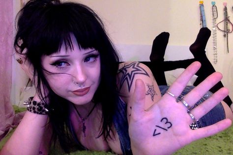 gothic emo girl heart myspace tattoo Emo Poses Selfie, Palm Tattoo, Emo Tattoos, Scene Girl, Palm Tattoos, Selfie Pose, Emo Girl, Gothic Emo, Scene Girls