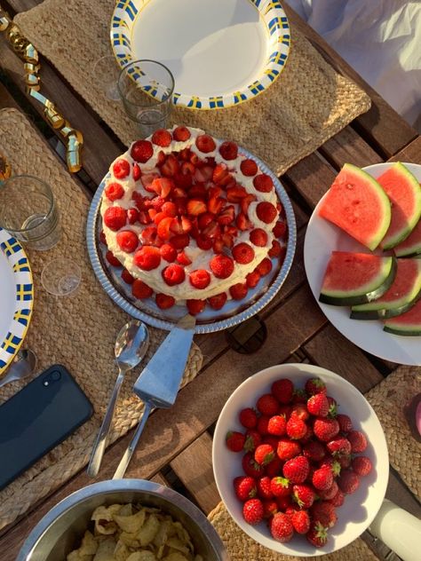 Midsommar Aesthetic, Swedish Aesthetic, Sweden Aesthetic, Swedish Summer, Scandinavian Summer, Scandinavian Aesthetic, Deilig Mat, Cute Cakes, Pretty Food