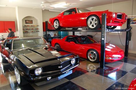 The best of the best ultimate dream car garages showcasing millionaire car collections. Spanish Garage, Garage Inspiration, Two Post Car Lift, Garage Car Lift, Car Studio, Man House, Classic Car Garage, Chevy Vehicles, Garage Lift