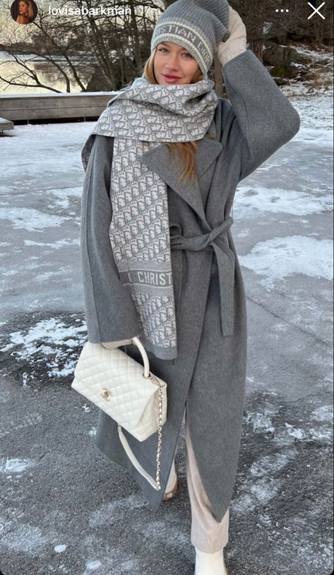 Lv Scarf Outfit Winter, White Chanel Bag Outfit, Dior Scarf Outfit, Grey Scarf Outfit, Louis Vuitton Scarf Outfit, Gucci Scarf Outfit, Gray Scarf Outfit, Grey Coat Outfit Winter, Coat Outfit Winter