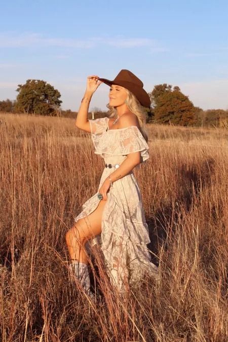 Boho Country Outfits, Vestidos Country, Western Photoshoot Ideas, Western Photo Shoots, Cowgirl Photoshoot, Boho Photoshoot, Foto Cowgirl, Western Photoshoot, Western Photo