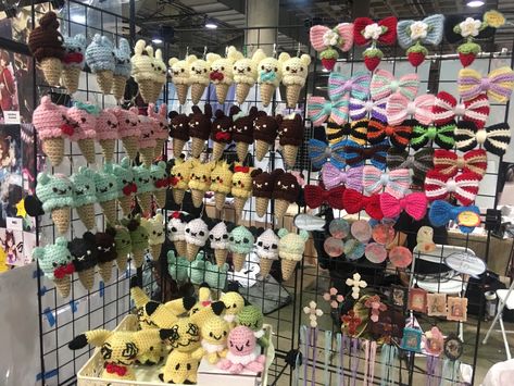 Amigurumi Display, Amigurumi Display Ideas, Crochet Booth Display, Crochet Craft Booth, Amigurumi Store, Amigurumi Stand Diy, Crochet Craft Stall Display Ideas, Crochet Display, Crochet Selling Stand