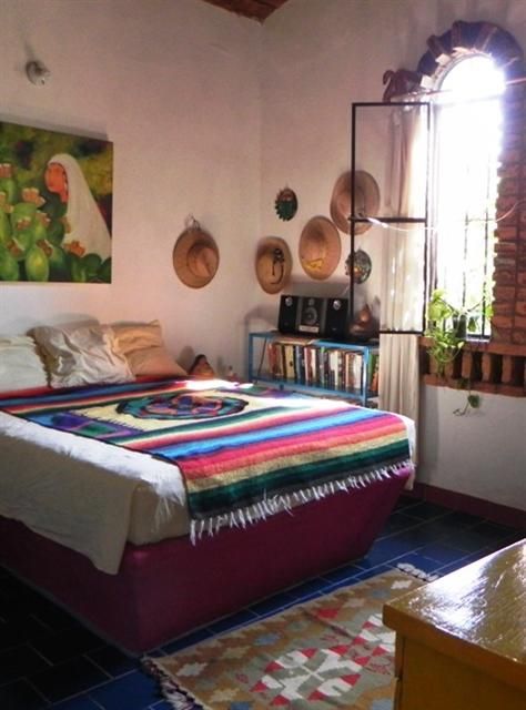 Linda Recamara (beautiful bedroom) Mexican Room Aesthetic, Mexico Bedroom, Mexican Style Bedroom, Mexican Bedroom Decor, Mexican Room, Green Living Rooms, Mexican Home Design, Hang Hats, Mexican Bedroom