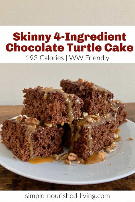 This low calorie chocolate cake is quick & easy with only 4 ingredients - cake mix and greek yogurt, light caramel & nuts! Cake Mix And Greek Yogurt, Ww Cake, Low Calorie Desserts Easy, Chocolate Turtle Cake, Ww Dessert Recipes, Ww Deserts, Dinner Romantic, Low Calorie Chocolate, Ww Freestyle Recipes