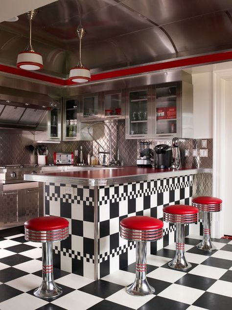 How To Create A Funky, Retro Kitchen-it'll never happen but I can dream! :) 50s Diner Kitchen, 50s Kitchen, 50s Diner, Diner Decor, Cha Bar, Eclectic Kitchen, Christmas Musical, Retro Diner, American Diner