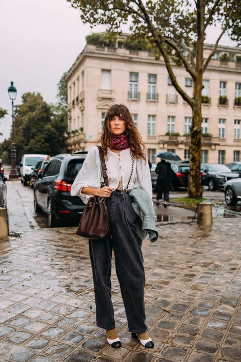 The best street style at Paris Fashion Week Spring 2022 | Vogue Paris Paris Fashion Week Street Style 2022, Street Style 2022 Trends, Paris Street Style 2022, Fashion Week Street Style Outfits, Pfw Street Style, European Street Style, Paris Style, Paris Trip, Street Style Parisian