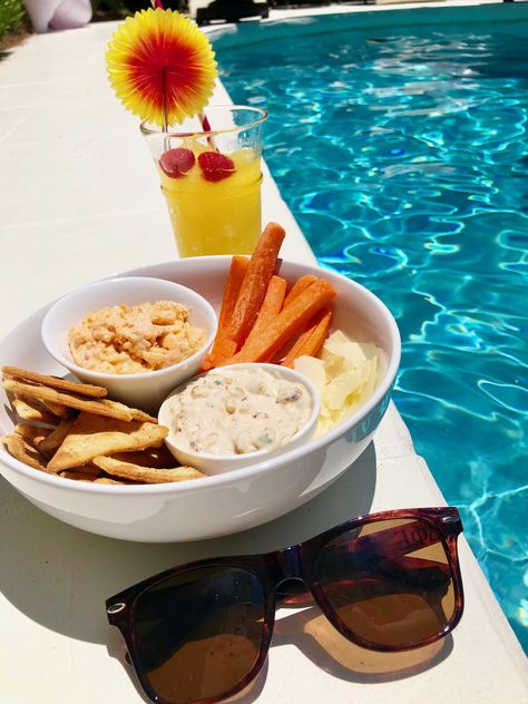 Dinner By The Pool, Food By The Pool, Snacks By The Pool, Drinks By The Pool, Drink By The Pool, Pool Snacks For Adults, Pool Day Food, Pool Food, Pool Drinks Aesthetic