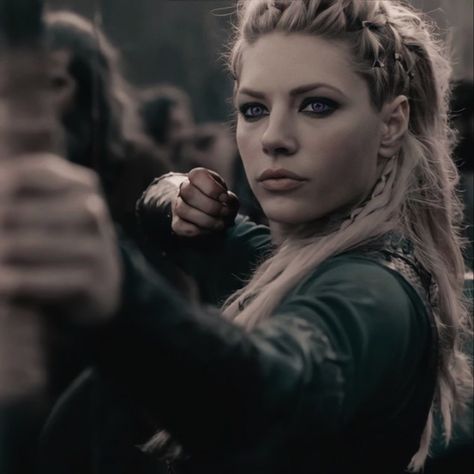 #visenyatargaryen #visenya #targaryen Warrior Inspiration, Lagertha Lothbrok, Lagertha Vikings, Lagertha Hair, Vikings Lagertha, Visenya Targaryen, Europe Culture, After Earth, Sarah Gadon