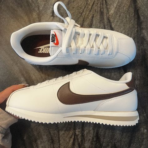 Brown Nike Cortez, Tenis Nike Cortez, Nike Cortez Outfit, Nike Cortez Women, Nike Cortez Shoes, Cortez Shoes, Asian Men Fashion, Nike Sacai, Nike Classic Cortez