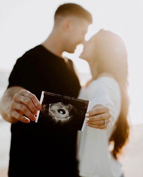 Sonogram Pregnancy Announcement, Pregnancy Announcement Photography, Vom Avea Un Copil, Pregnancy Announcement Pictures, Baby Bump Photoshoot, Pregnancy Announcement Photoshoot, Pregnancy Announcement Ideas, Baby Bump Pictures, Baby Announcement Photoshoot