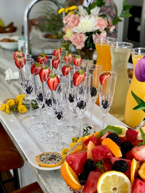 Breakfast Bar Set Up, Mimosa Breakfast Ideas, Brunch Setting Table, Housewarming Table Set Up, Drinks Table Party Ideas Birthday, Mothers Day Breakfast Ideas Decoration, Brunch Ideas Mothers Day, House Brunch Ideas, Mimosa Table Ideas