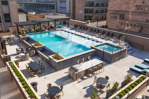 Swim Things pool of the week. Amazing rooftop pool in downtown Kansas City. https://youtu.be/GboWPbnb_UA #PoolsbySwimThings #swimmingpools #pools Apartment Rooftop, Gunite Swimming Pool, Rooftop Restaurant Design, Apartment Pool, Roof Garden Design, Downtown Kansas City, Piscina Interior, Pool Shapes, Rooftop Design