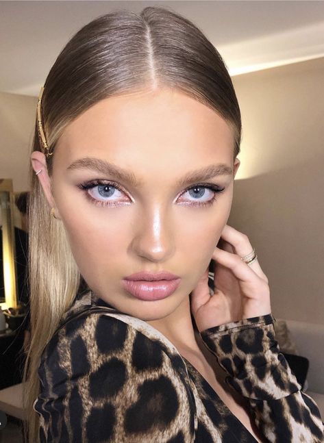 Romee Strijd Makeup, Romee Strijd Hair, Tortoise Hair, Natural Lip Colors, Romee Strijd, Eyeliner Looks, Glowy Makeup, Teen Hairstyles, Angkor