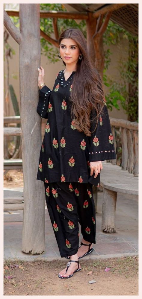 Floral Print, Fashion Outfits, Floral, Pants, Red, Hair, Dresses, Black, Design